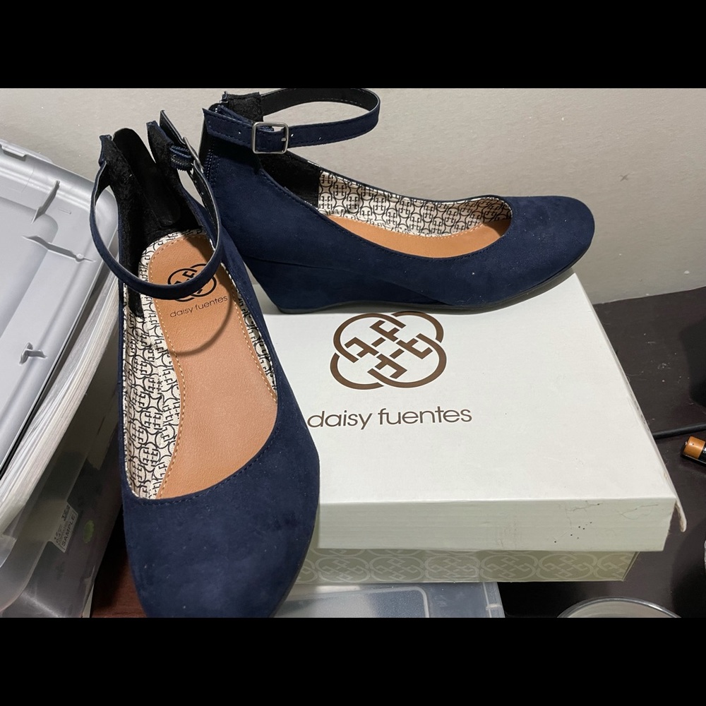 Navy blue wedge dress shoe